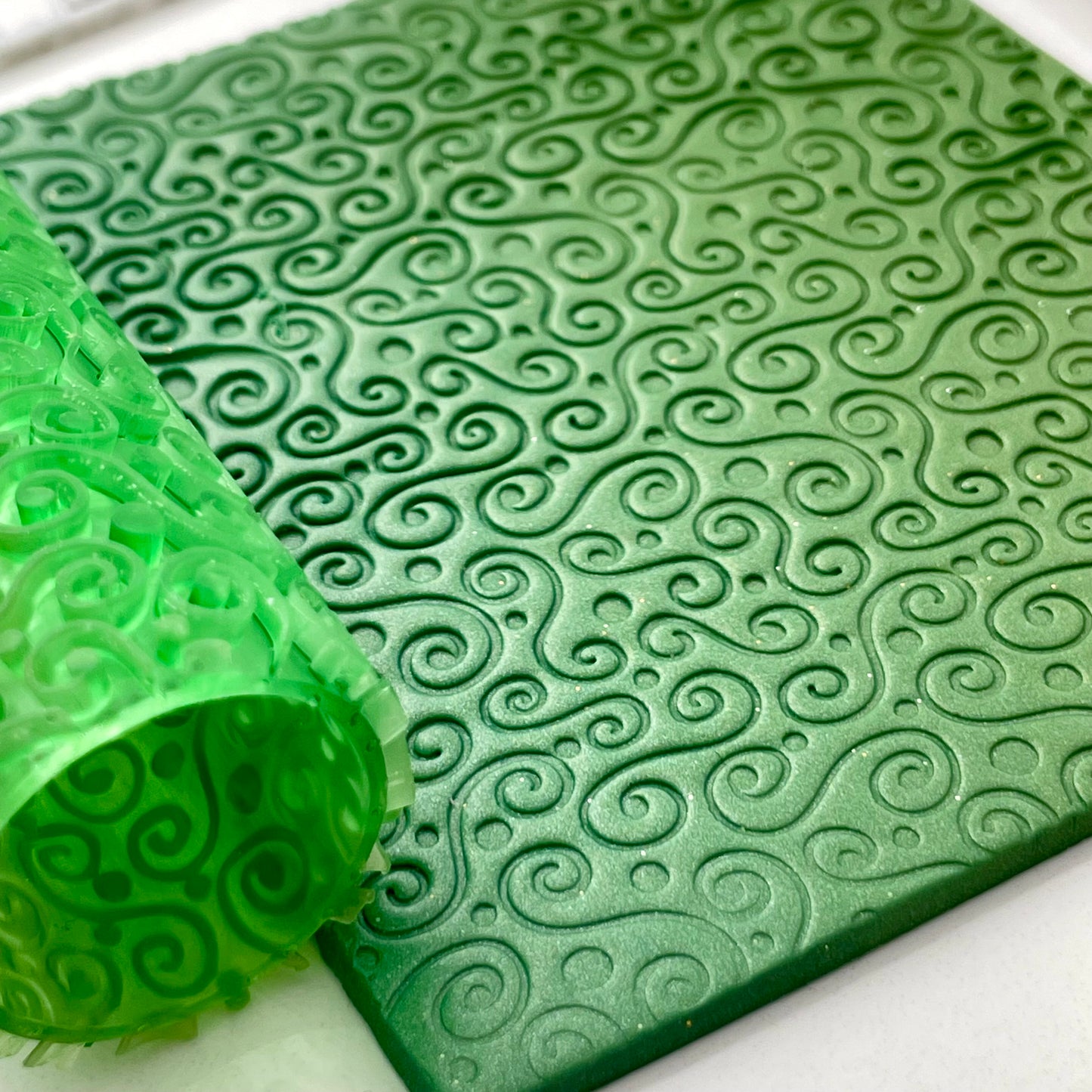 Curls and dots texture roller