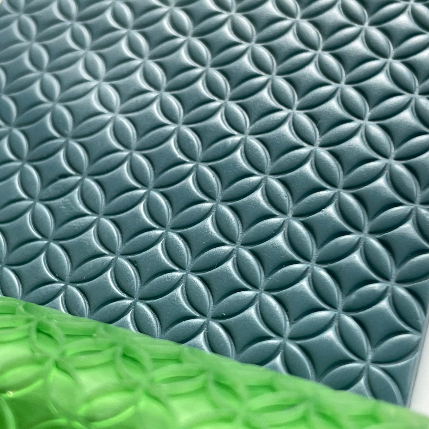 Interlocking circles roller