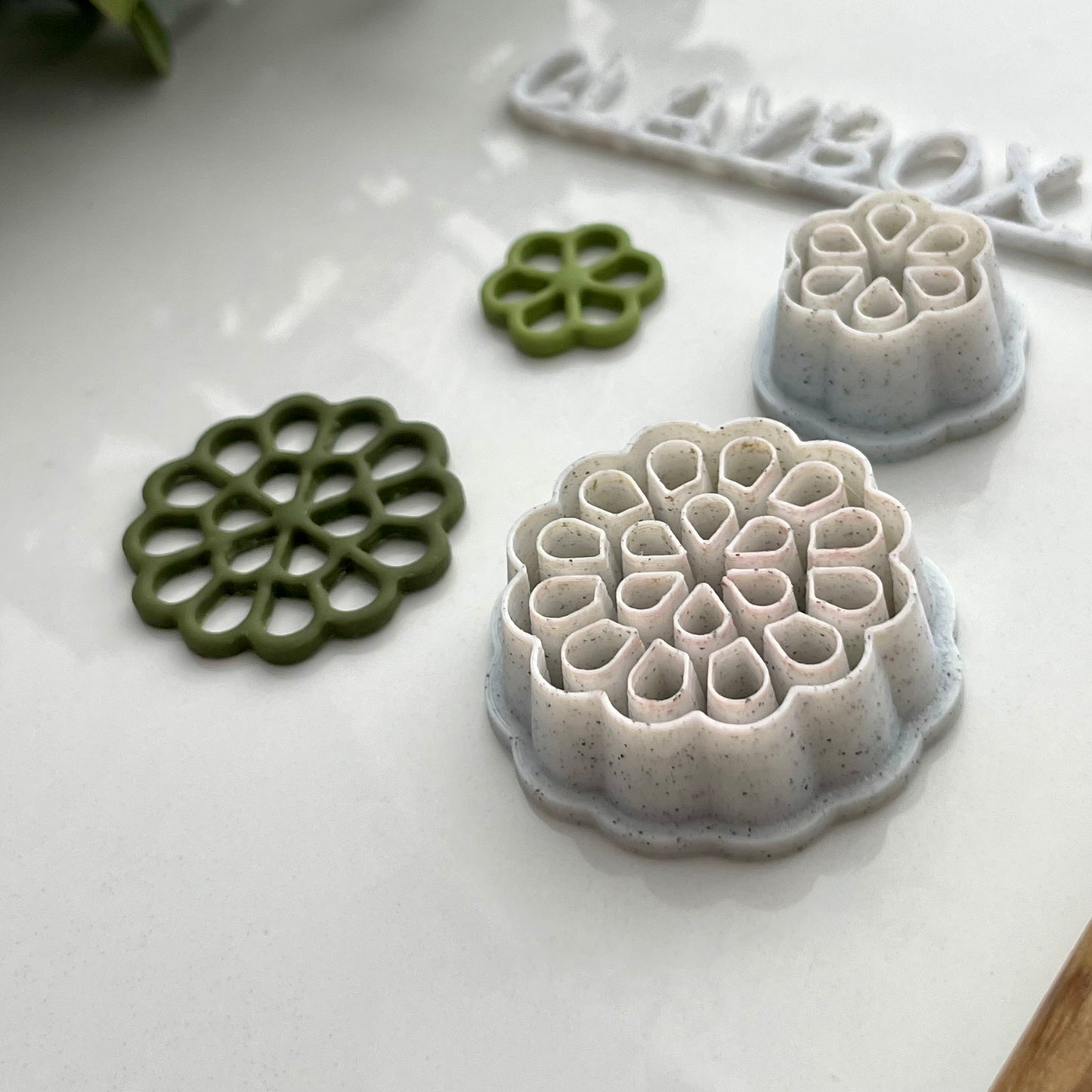 Lace daisy cutter pair