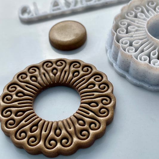 Amulet donut cutter