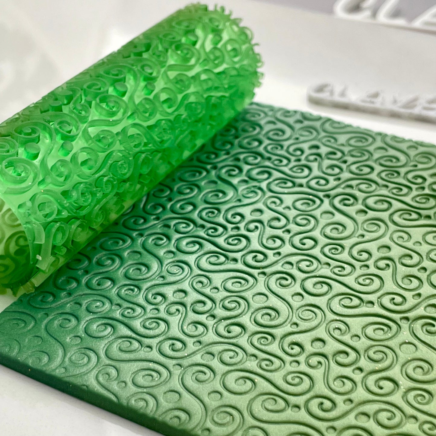 Curls and dots texture roller