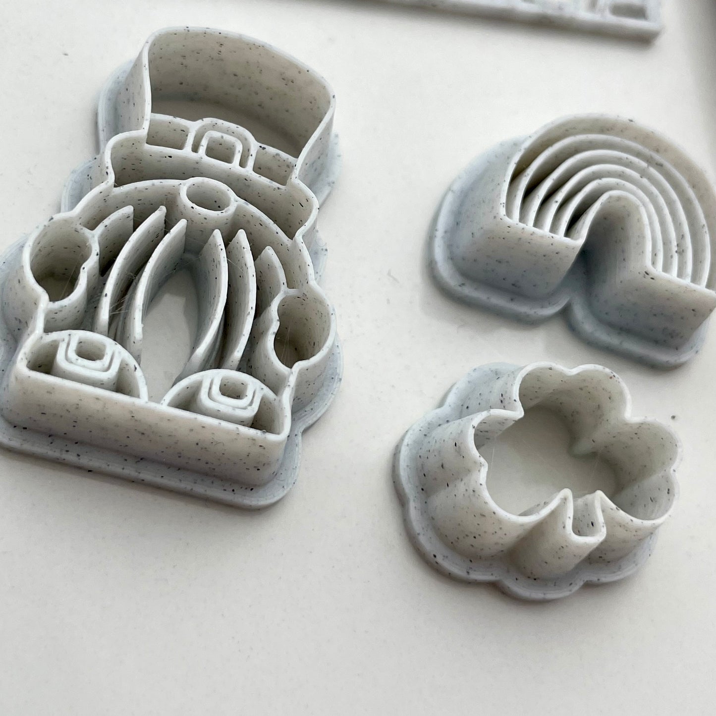 Leprechaun/gnome with extra rainbow and clover cutters