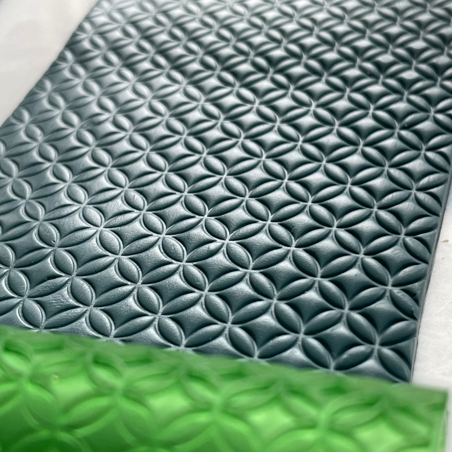 Interlocking circles roller